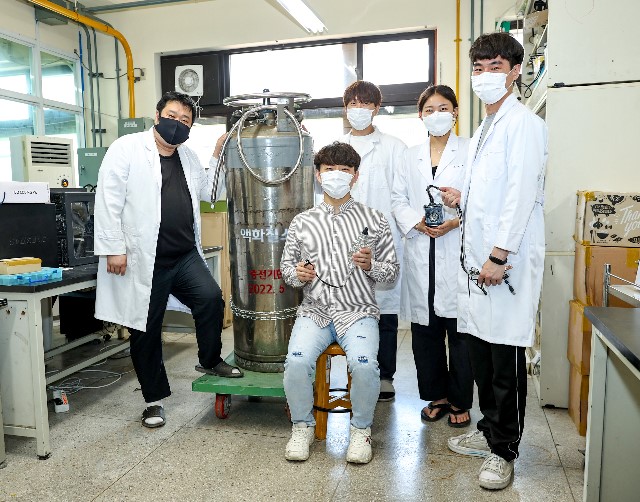 영남대학교 신소재공학부 박노근 교수(왼쪽에서 두번째) 연구팀.jpg