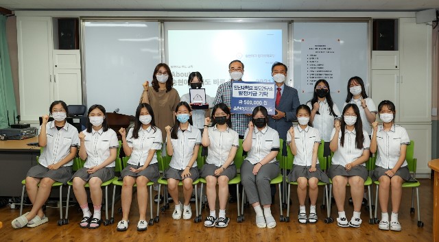 대구 송현여자고등학교 학생과 교사들이 영남대학교 독도연구소에 발전기금을 기탁했다..jpg