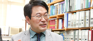 Professor Lee Yong-rok (Chemical Engineering) Receives ‘Minister of Education Medal’ for Research Achievements in the Organic Synthesis Field