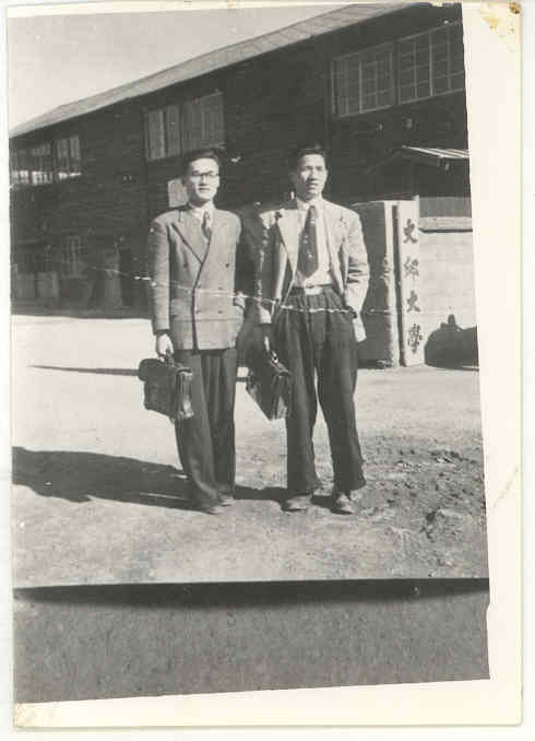 1952.04.00 대구대학 당시 남산동 소재 대구향교내 임시교사때 학생 모습
