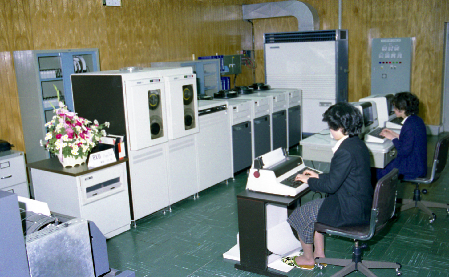 1981.11.17 교내전자계산소 VAX-11-750 컴퓨터시스템 가동식1