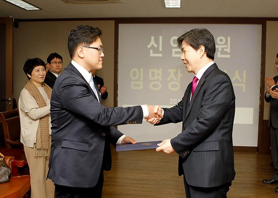 신임교원 임명장 수여(2012-2-23)