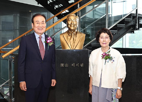YU held the bust unveiling ceremony for Chairman LEE Si-won of PuCheon Corporation