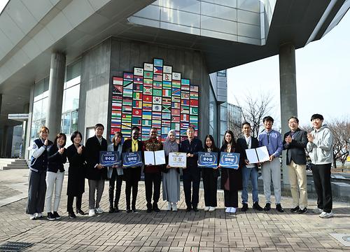 Foreigner students of YU PSPS received Saemaul UCC Contest Grand Prize.